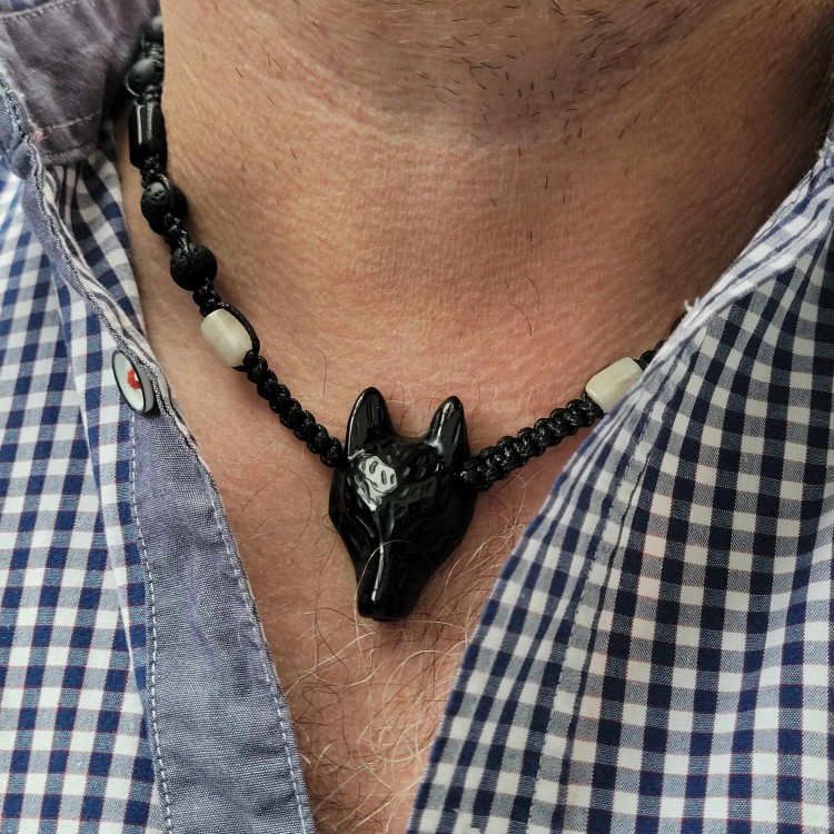 Skuteczny amulet męski - Wilk (głowa Wilka) z czarnego obsydianu. Męski naszyjnik Shamballa:  czarny obsydian, czarny turmalin, kamień księżycowy, lawa.