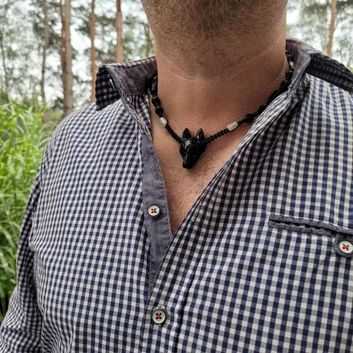 Męski naszyjnik - technika makramy Shamballa. Kamienie naszyjnika: czarny  obsydian,czarny  turmalin, kamień księżycowy i lawa.