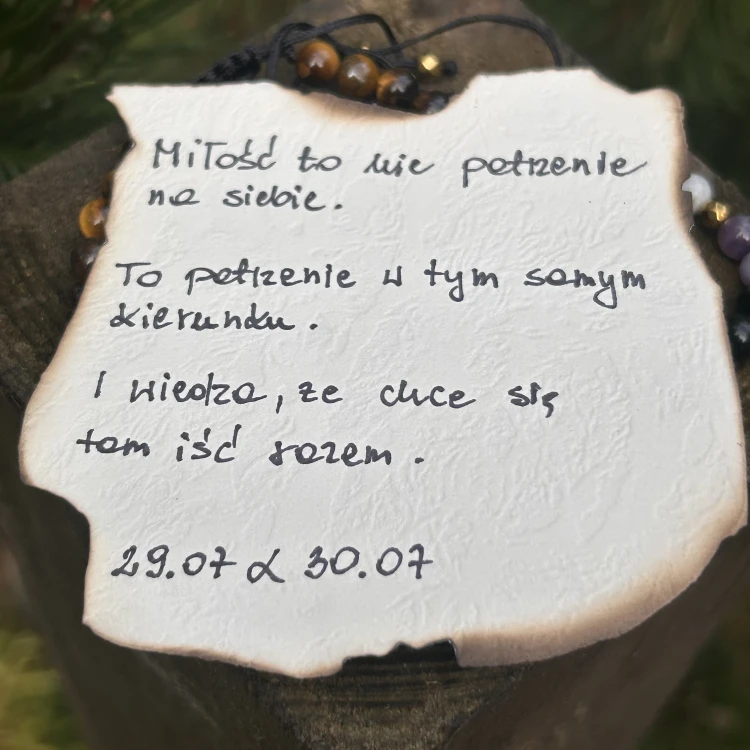 Przykładowa karteczka z papieru czerpanego opalona ogniem z intencją TEJE.ART