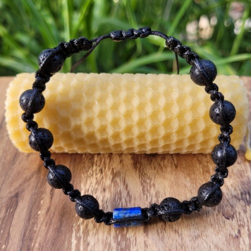 Naturalny kamien lapis lazuli i czarna lawa wulkaniczna detal bransoletki