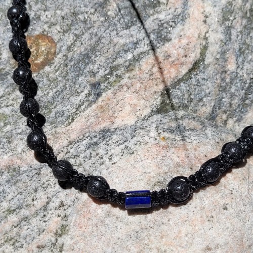 Naturalny kamien lapis lazuli ze zlotym pirytem zblizenie