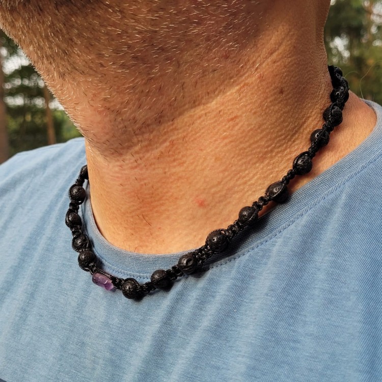 Meski naszyjnik Shamballa na szyi modela TEJE.ART